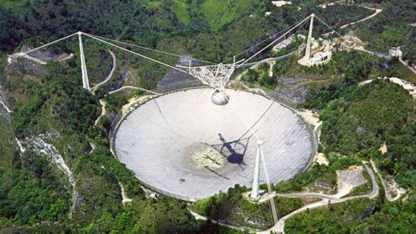 Massive Arecibo Telescope Collapses in Puerto Rico | Smart News |  Smithsonian Magazine