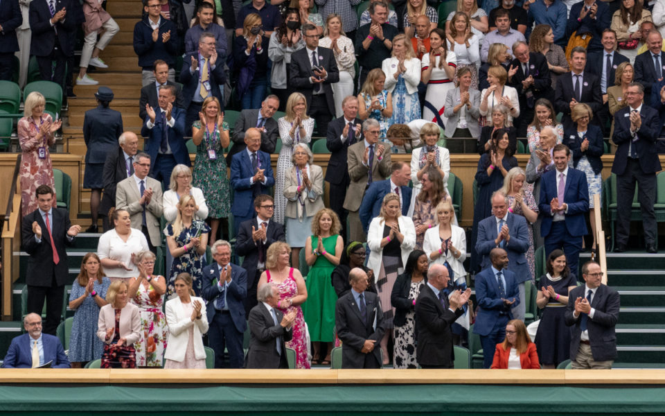 Wimbledon crowd pays emotional tribute to COVID vaccine ...